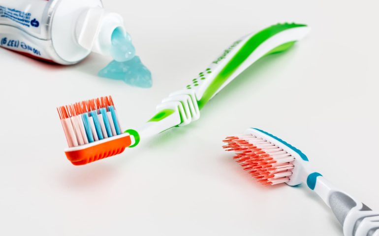 stevepb-toothbrush-3191097_1920 (1)